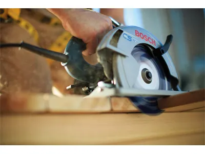 Bosch CS10 circular saw cutting wood.