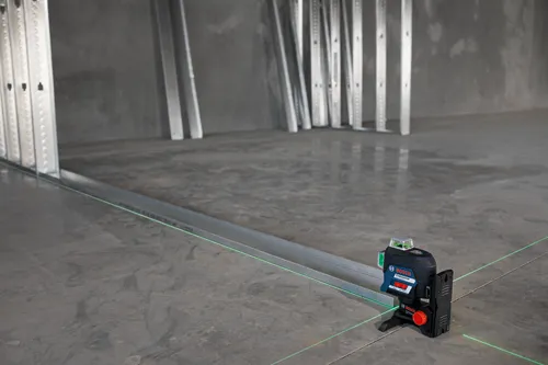 Bosch Professional GCL 2-15 G laser level, emitting a green laser line.