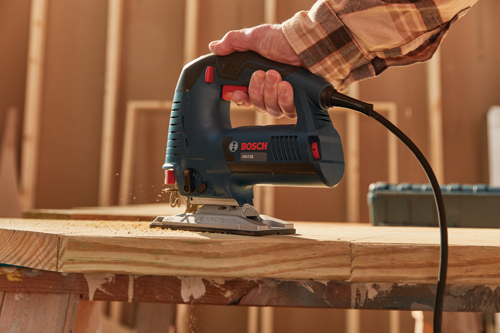 Bosch JS572E jigsaw cutting wood.