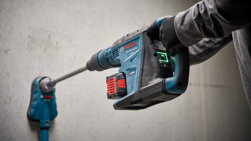 Bosch GBH18V-40C HD Boschhammer in use.