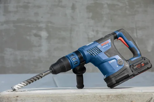 Bosch GBH18V-36C Boschhammer cordless rotary hammer drill, with 18V 8 Ah battery.