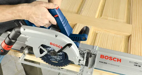 Bosch FSN 800 Professional circular saw cutting wood, 'BOSCH' and 'EDGE' are visible on the saw blade.