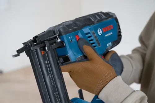 Bosch GNH18V-18M nailer, with 15-54 mm (5/8 - 2-1/8 in.) capacity.