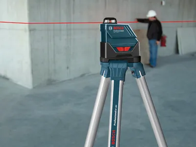 Laser ligne Bosch Professional, avec une personne portant un casque de chantier en arrière-plan.