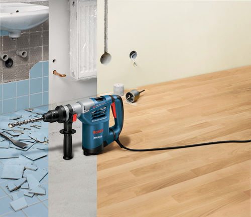 Bosch RH432VCQ, bleu et argent, perforateur-burineur électrique, en contexte de démolition et construction d'une salle de bain, incluant le perçage du plancher en bois.