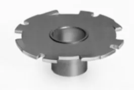 Objet métallique circulaire avec un trou central et un bord extérieur cranté, sur fond blanc.