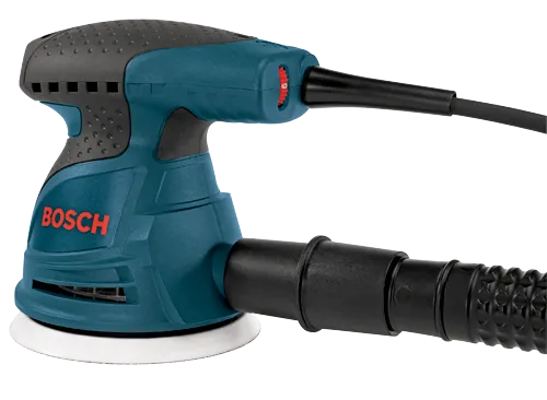 Ponceuse électrique Bosch, bleue et noire avec la marque verbale « BOSCH » visible, et tuyau noir raccordé.