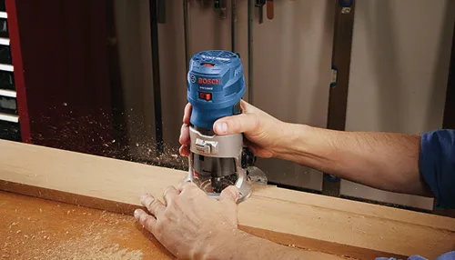 Bosch GKF125CE, une personne utilisant l'outil pour façonner le bois.
