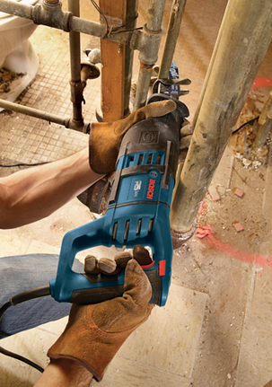 Scie alternative Bosch RS 325 utilisée pour couper un tuyau.