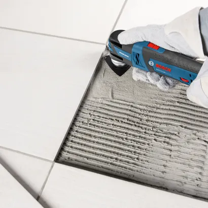 Bosch GOP12V-28 Starlock : coupe multi-outil entre les carreaux.
