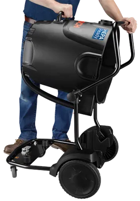 Personne tenant un aspirateur HEPA Ready noir et gris avec la marque 'BOSCH'.