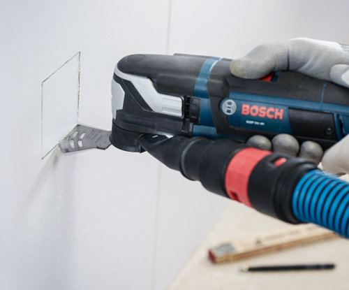 Bosch GOP 30-28, outil multifonction, coupe dans une plaque de plâtre.