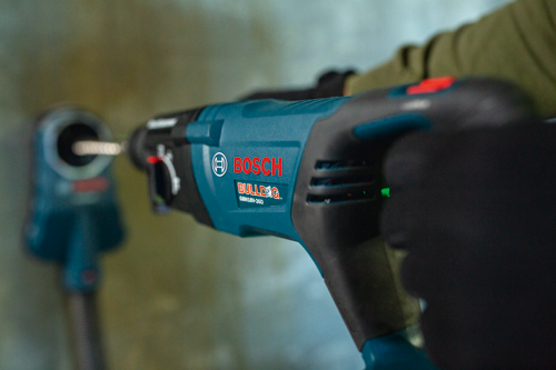 Perceuse Bosch BULLDOG GBH18V-26D en cours d'utilisation.