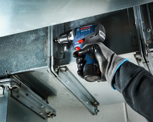 Bosch GSR12V-300 HD perceuse sans fil avec "MOTEUR BRUSHLESS" utilisée sur des gaines métalliques.