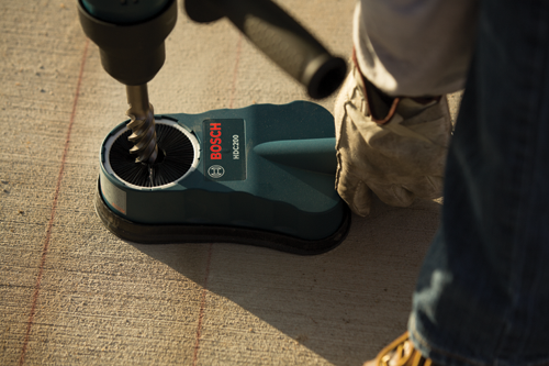 Accessoire de perçage Bosch HDC200 en cours d'utilisation.