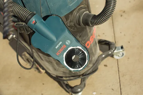 Bosch HDC200, brosse avec tuyau et cordon noir.