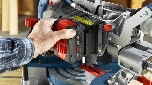 Insertion d'une batterie Bosch CORE18V 8.0 Ah dans une scie à onglet.