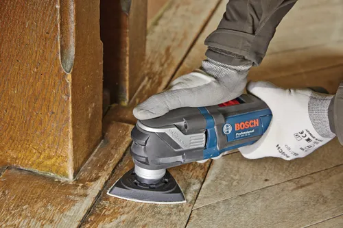 Bosch Professional GOP 350 CE SL outil multifonction en cours d'utilisation sur du bois.