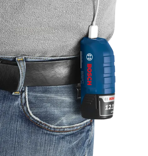 Batterie Li-ion Bosch 12V fixée à la boucle de ceinture d'une personne, avec 10.8V/12V MAX et "BOSCH" visible.