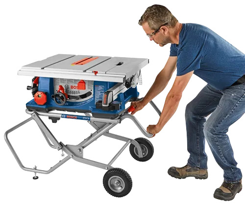 Scie à table Bosch GTA47W Gravity Rise avec un homme en jean, t-shirt bleu et bottes de travail.