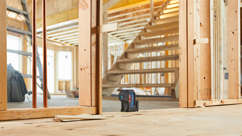 Niveau laser Bosch Professional sur un chantier de construction.