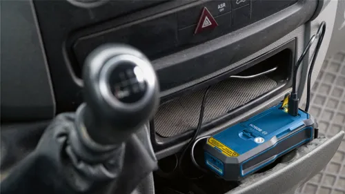 Produit laser Bosch, avec texte visible "NE PAS FIXER LE FAISCEAU", "RADIATION LASER", "PRODUIT LASER DE CLASSE 2", "BOSCH".