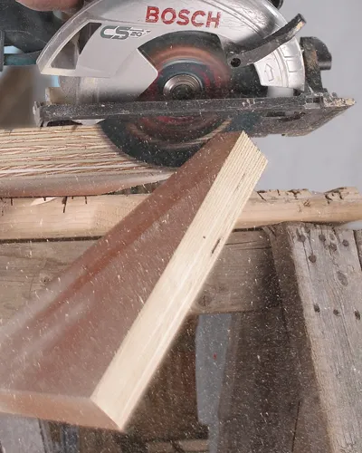 Scie circulaire Bosch CS 20 coupant du bois.