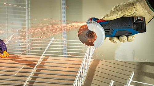 Bosch 12V 2.0Ah meuleuse d'angle coupant du métal, avec étincelles.