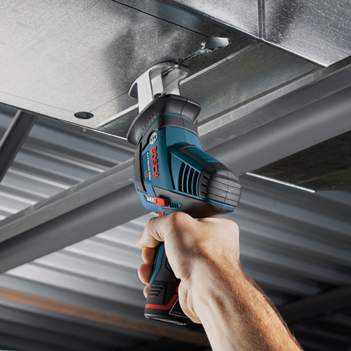 Scie sabre Bosch Lithium-Ion tenue par une personne.