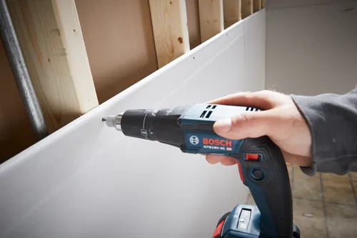 Perfeito. Aqui está a tradução:

**Bosch GTB18V-45, perceuse sans fil utilisée pour visser dans un mur.**