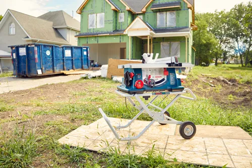 Scie à table Bosch 4100XC sur support Gravity-Rise GTA47W.