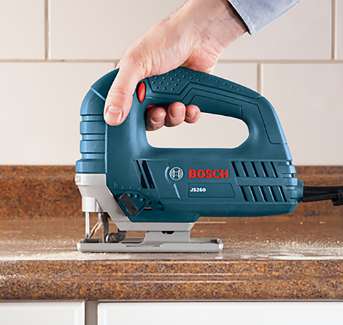 Scie sauteuse Bosch JS260 utilisée sur un plan de travail.
