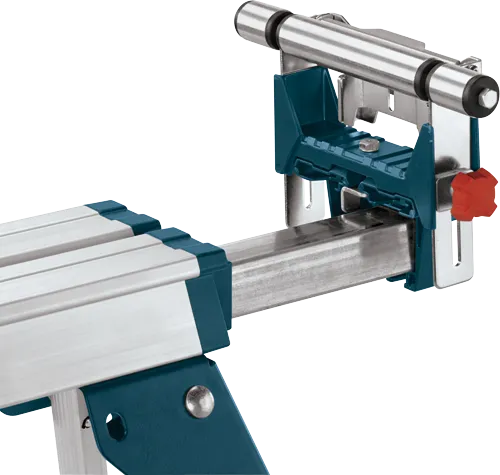 Outil en métal Bosch avec des accents bleus et rouges, doté d'une barre métallique argentée.