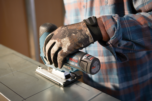 Scie sauteuse Bosch JS120 HD en cours d'utilisation par une personne portant des gants.