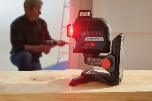 Niveau laser Bosch Professional GLL3-300 avec faisceaux laser rouges, BM 1. Une personne est visible en arrière-plan.