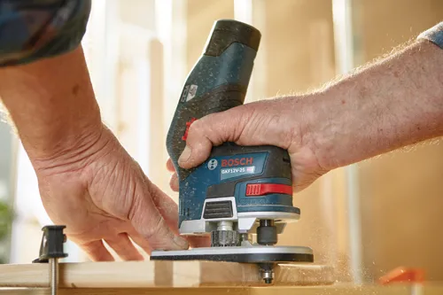 Routeur Bosch GKF12V-25 HD utilisé pour couper du bois.