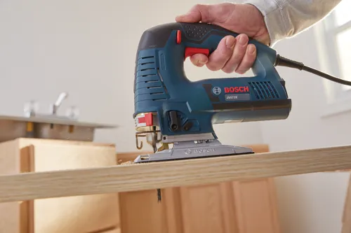 Scie sauteuse Bosch JS572E coupant du bois.