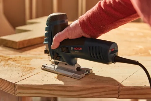Scie sauteuse Bosch JS470EB utilisée pour couper du bois.