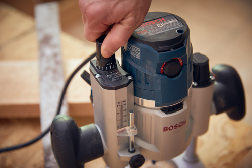Routeur Bosch, réglage manuel de la profondeur, avec échelle en pouces et millimètres, texte visible incluant 'Afterlock Microfine Depth Control'
