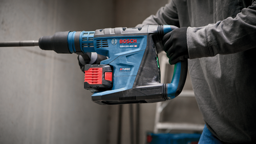 Bosch GBH18V-40C HD BITURBO BRUSHLESS Perforateur rotatif Boschhammer, tenu par une personne portant des gants noirs.