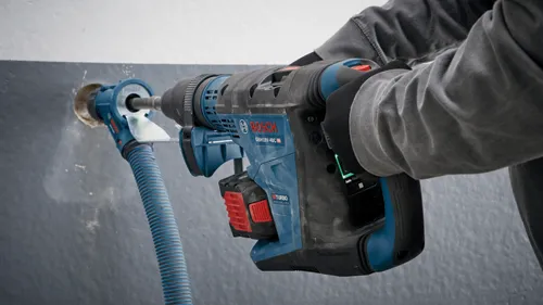 Bosch GBH18V-40C HD perceuse à percussion perçant un mur ; "BITURBO BRUSHLESS" et "Boschhammer" visibles.