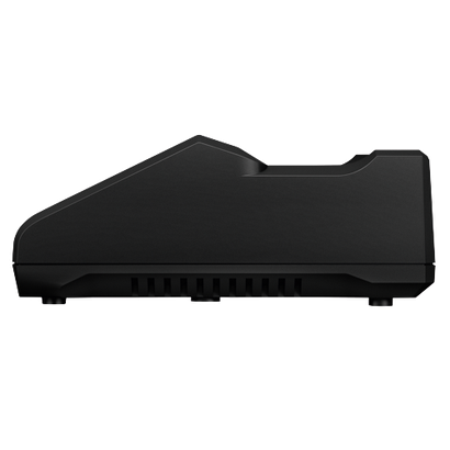 Objet noir rectangulaire avec une partie supérieure inclinée, une découpe sur le côté droit et des fentes d'aération en bas.