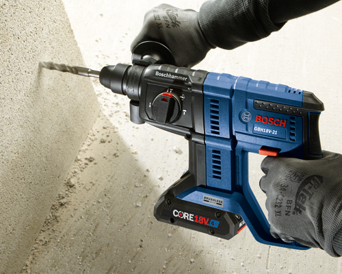 Bosch GBH18V-21 Boschhammer, perforateur rotatif sans fil utilisé pour percer un mur en béton.