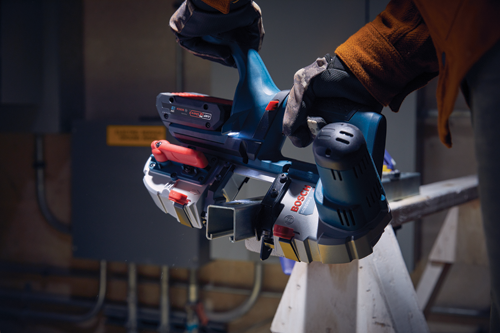 Cisaille à métaux sans fil Bosch GCB18V-2, tenue par une personne portant des gants et une manche orange.