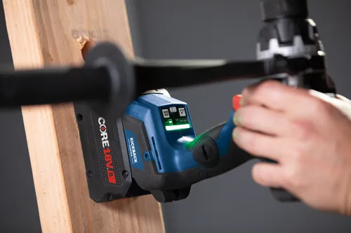 Perceuse Bosch avec batterie CORE18V 8Ah, perçage dans le bois, avec technologie "KICKBACK CONTROL" visible.
