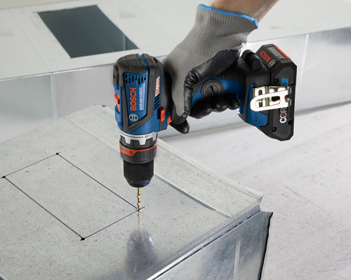 Perceuse sans fil Bosch GSR18V-535FC utilisée pour percer une tôle.