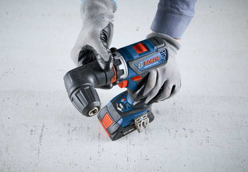 Perceuse Bosch GSR18V-535FC, CORE18V. Mains gantées tenant l'outil.