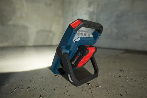 Lampe de travail Bosch CORE18V 4Ah avec batterie CORE18V 4 Ah.