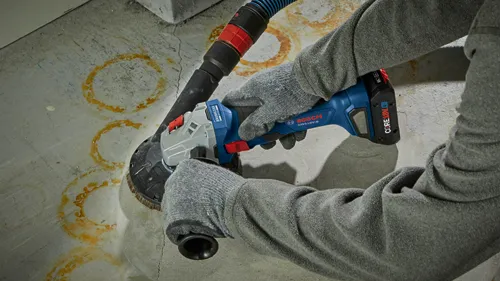 Bosch GWS18V-8 meuleuse angulaire sans balais avec batterie CORE18V, utilisée sur du béton.