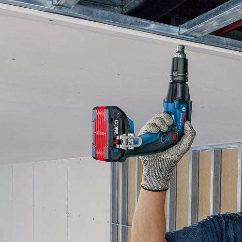 Bosch GTB18V-45, visseuse à plaques de plâtre professionnelle, tenue par une personne portant un gant, illustrée lors de l'installation de plaques de plâtre.